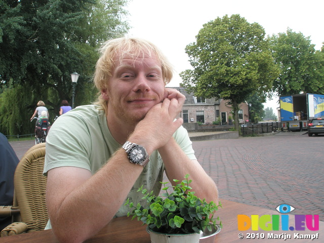 JT00965 Marijn on terras in Elburg Harbour